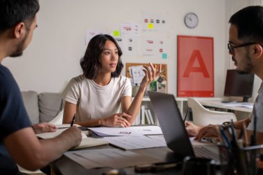 Bir grup Asyalı tasarımcı kadın ve erkek grafik tasarımcısı ofiste çalışıyor. Sanatçı Yaratıcı Tasarımcı İllüstratör Grafik Yeteneği Konsepti.
