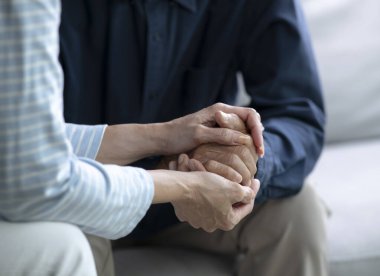 Sevgi, ilgi ve güven için el ele tutuşan kıdemli çift, zihinsel sağlık için bağlantı ve motivasyon. İnsanlar, şefkat, bağ ve keder için destek için yardım, konfor ve partner..