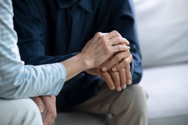 Sevgi, ilgi ve güven için el ele tutuşan kıdemli çift, zihinsel sağlık için bağlantı ve motivasyon. İnsanlar, şefkat, bağ ve keder için destek için yardım, konfor ve partner..