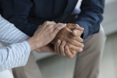 Sevgi, ilgi ve güven için el ele tutuşan kıdemli çift, zihinsel sağlık için bağlantı ve motivasyon. İnsanlar, şefkat, bağ ve keder için destek için yardım, konfor ve partner..