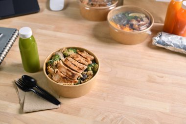 Lezzetli sağlıklı yemek teslimatlarıyla birlikte yemek molası vermek, sağlıklı beslenme konsepti..