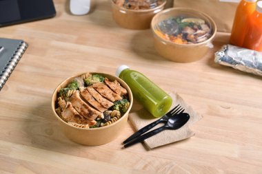 Lezzetli sağlıklı yemek teslimatlarıyla birlikte yemek molası vermek, sağlıklı beslenme konsepti..