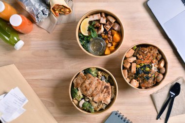 Lezzetli sağlıklı yemek teslimatlarıyla birlikte yemek molası vermek, sağlıklı beslenme konsepti..