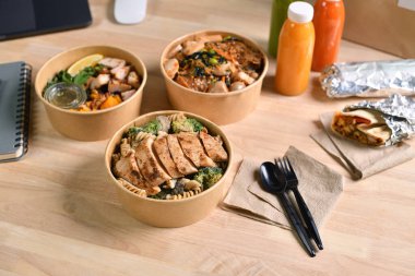 Lezzetli sağlıklı yemek teslimatlarıyla birlikte yemek molası vermek, sağlıklı beslenme konsepti..