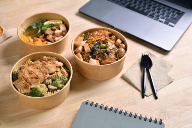 Lezzetli sağlıklı yemek teslimatlarıyla birlikte yemek molası vermek, sağlıklı beslenme konsepti..