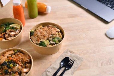 Lezzetli sağlıklı yemek teslimatlarıyla birlikte yemek molası vermek, sağlıklı beslenme konsepti..