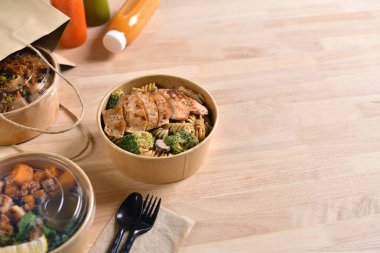 Lezzetli sağlıklı yemek teslimatlarıyla birlikte yemek molası vermek, sağlıklı beslenme konsepti..