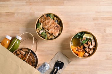 Lezzetli sağlıklı yemek teslimatlarıyla birlikte yemek molası vermek, sağlıklı beslenme konsepti..