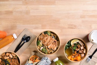 Lezzetli sağlıklı yemek teslimatlarıyla birlikte yemek molası vermek, sağlıklı beslenme konsepti..