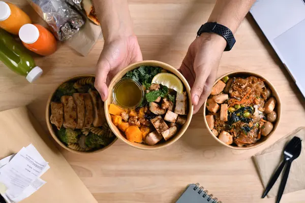 Lezzetli sağlıklı yemek teslimatlarıyla birlikte yemek molası vermek, sağlıklı beslenme konsepti..