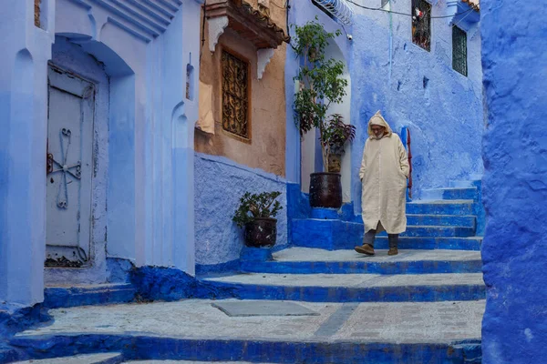 North Africa Morocco Chefchaouen Old Man Dressed Djellaba Walking Blue Imagens De Bancos De Imagens Sem Royalties