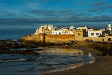 Fas 'ta. Essaouira. Gün batımında surların ve Medine 'nin manzarası