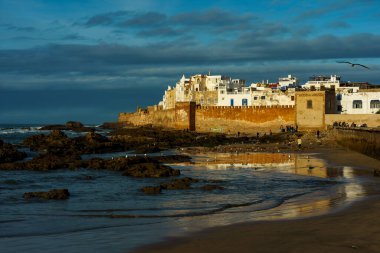 Fas 'ta. Essaouira. Gün batımında surların ve Medine 'nin manzarası