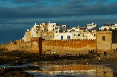 Fas 'ta. Essaouira. Gün batımında surların ve Medine 'nin manzarası