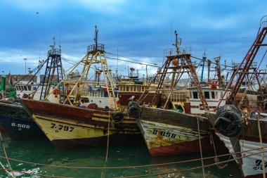 Fas 'ta. Essaouira. Djellaba giymiş üç kadın Medine 'de bir caddede yürüyor.