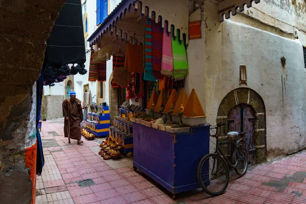 Марокко Ессауйра Три Жінки Одягнені Джиллабу Йдуть Вулиці Медині — стокове фото