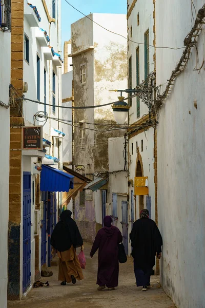 stock image Morocco. Essaouira. Three women dressed in djellaba walk down a street in the medina