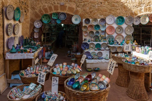 Fas 'ta. Essaouira. Turistler için hediyelik eşya dükkanı