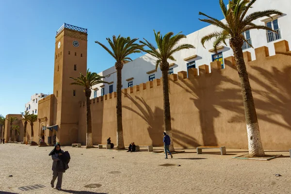 Maroc Essaouira Les Gens Marchant Long Des Remparts Tour Horloge — Photo