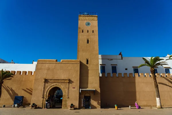 Maroko Essaouira Ludzie Idący Wzdłuż Murów Obronnych Wieży Zegarowej Magana — Zdjęcie stockowe