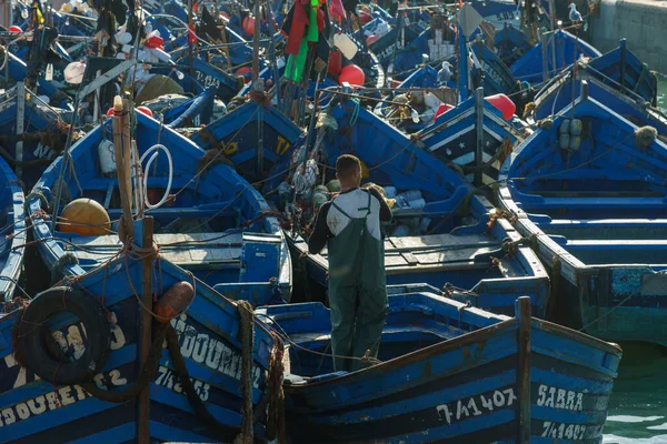 Марокко Сувейра Рыбак Типичных Голубых Рыбацких Лодках Пришвартованных Порту — стоковое фото