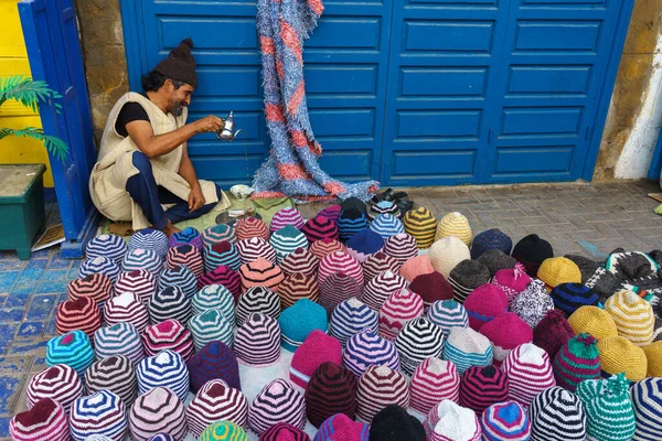 Μαρόκο Εσαουίρα Ένας Πωλητής Μάλλινων Καπέλων Ετοιμάζει Τσάι Μέντας Του Royalty Free Φωτογραφίες Αρχείου
