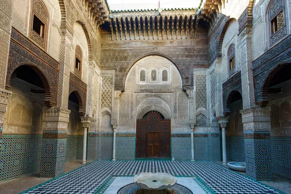 モロッコ フェスだ アルAttarine Madrasa フェス メディナ マリニッド スルタン ウスマーン2世によって1323年から1325年にかけて建設された — ストック写真