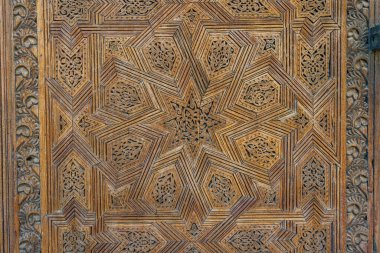 Fas 'ta. Fez. Medersa Bou Inania 1350 ile 1355 yılları arasında Merinid Hanedanı döneminde Sultan Abou 'Inan Faris için inşa edilmiştir. Ahşap tabela detayı.