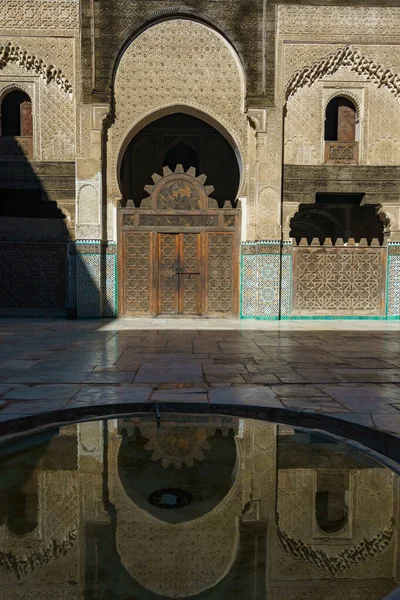 モロッコ フェズ 1350年から1355年の間に建設されたメデルサ イナニアは メリニド朝下のスルタン アブー イナン ファリスのためである — ストック写真