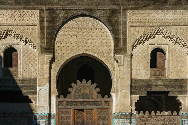 モロッコ フェズ 1350年から1355年の間に建設されたメデルサ イナニアは メリニド朝下のスルタン アブー イナン ファリスのためである — ストック写真