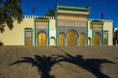Fas 'ta. Fez. Merinidler tarafından 1320 'de kurulan kraliyet sarayı. Alaouites Meydanı 'na 1970' lerde yerel bir zanaatkar tarafından bakır oyulmuş büyük kapılardan açılıyor..