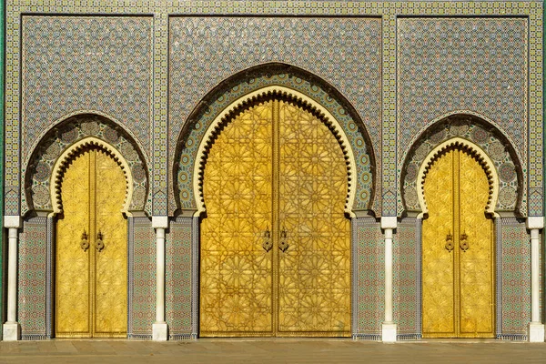 モロッコ フェズ 1320年にメリニドによって設立された王宮 1970年頃に地元の職人によって作られた銅製の巨大な扉を通してアラオライト広場にオープンします — ストック写真