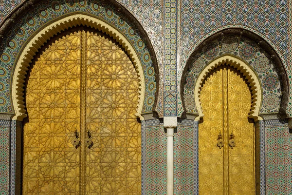 モロッコ フェズ 1320年にメリニドによって設立された王宮 1970年頃に地元の職人によって作られた銅製の巨大な扉を通してアラオライト広場にオープンします — ストック写真