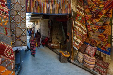 Fas 'ta. Fez. Fez 'in Medine' sindeki bir ara sokağın duvarları halılarla kaplı.