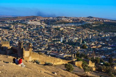 Fas 'ta. Fez. Akşam karanlığında Fez 'deki eski Medine' nin üstündeki tepeyi izle.