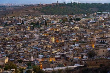 Fas 'ta. Fez. Fez 'deki eski Medine' nin yukarısındaki tepede insanlar gün batımında