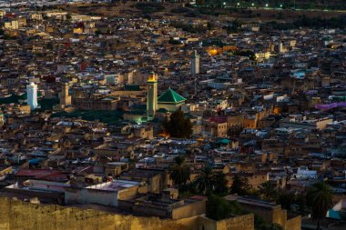 Fas 'ta. Fez. Akşam karanlığında Fez 'deki eski Medine' nin yukarısındaki tepeden bak. Karaouiyine Camii 'nin merkezinde.