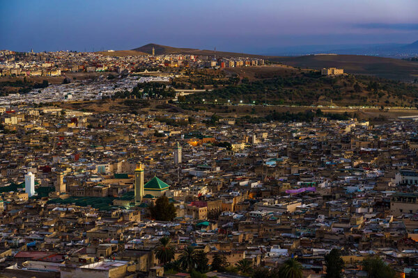 Марокко. Фез. Вид с холма над старой Мединой в Фесе в сумерках. В центре мечети Карауйин