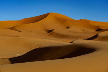 Kuzey Afrika. Fas 'ta. Merzouga 'da. Sahra Çölü 'nün kum tepeleri mavi gökyüzünün altında