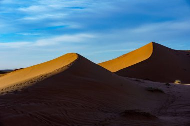 Kuzey Afrika. Fas 'ta. Merzouga 'da. Sahra Çölü 'nün kum tepeleri mavi gökyüzünün altında