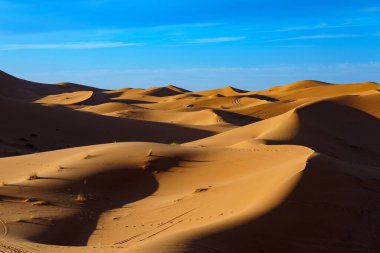 Kuzey Afrika. Fas 'ta. Merzouga 'da. Sahra Çölü 'nün kum tepeleri mavi gökyüzünün altında