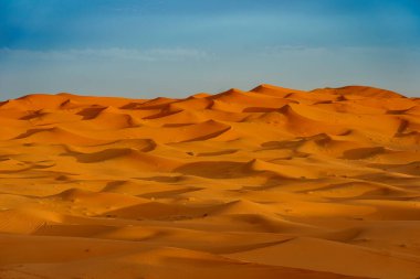 Kuzey Afrika. Fas 'ta. Merzouga 'da. Sahra Çölü 'nün kum tepeleri