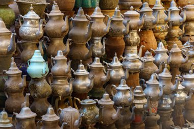 Kuzey Afrika. Fas 'ta. Ouazazate. Bir antikacıda çaydanlık birikmiş.