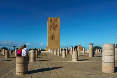 Fas 'ta. Rabat. Görkemli Hasan Kulesi ve Yacoub al-Mansour geçidinde taş sütunlar. Kule, 1195 yılında başlayan bir caminin tamamlanmamış kırmızı kumtaşı minaresidir..