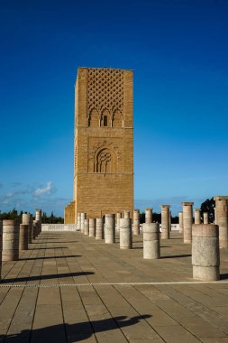 Fas 'ta. Rabat. Görkemli Hasan Kulesi ve Yacoub al-Mansour geçidinde taş sütunlar. Kule, 1195 yılında başlayan bir caminin tamamlanmamış kırmızı kumtaşı minaresidir..