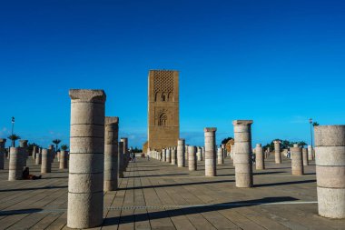 Fas 'ta. Rabat. Görkemli Hasan Kulesi ve Yacoub al-Mansour geçidinde taş sütunlar. Kule, 1195 yılında başlayan bir caminin tamamlanmamış kırmızı kumtaşı minaresidir..