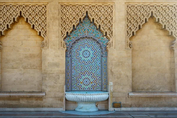 モロッコ ラバト ヤコブ マンスールのエスプラネードにあるムハンマド5世の霊廟のタイル張りの噴水のあるファサードの一部 — ストック写真