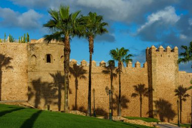 Fas 'ta. Rabat. Udayas Kasbah duvarı başlangıçta 12. yüzyılda Rabat nehri olan Bou Regreg 'in ağzına bakmak için inşa edildi..