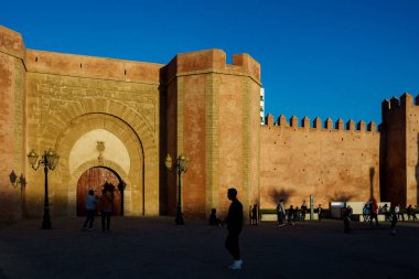 Fas 'ta. Rabat. Udayas Kasbah 'ın gece duvarı başlangıçta 12. yüzyılda Rabat nehri olan Bou Regreg' in ağzına bakmak için inşa edildi..