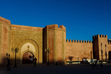 Fas 'ta. Rabat. Udayas Kasbah 'ın gece duvarı başlangıçta 12. yüzyılda Rabat nehri olan Bou Regreg' in ağzına bakmak için inşa edildi..